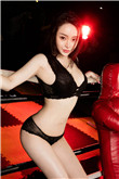 美女挠脚心